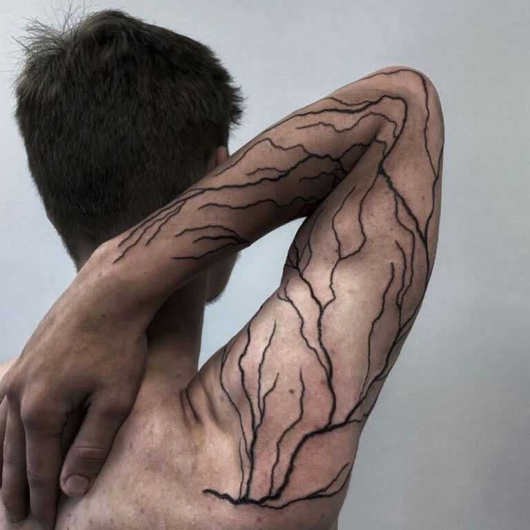 Tatouage de veines le long du bras 