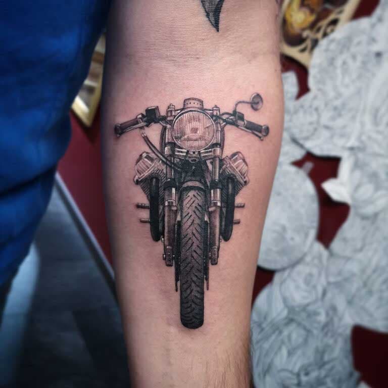 Tatouage de moto sur l’avant-bras 