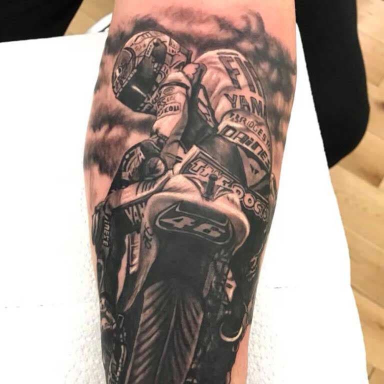 Tatouage de Moto GP sur l’avant-bras 