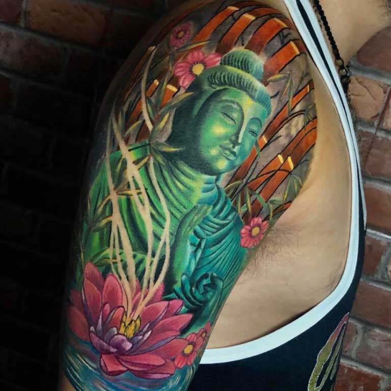 Tatouage de Bouddha sur le haut du bras 