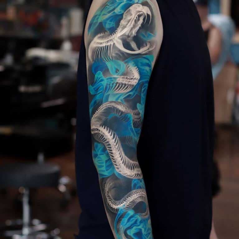 Tatouage de squelette de serpent sur l’ensemble du bras 
