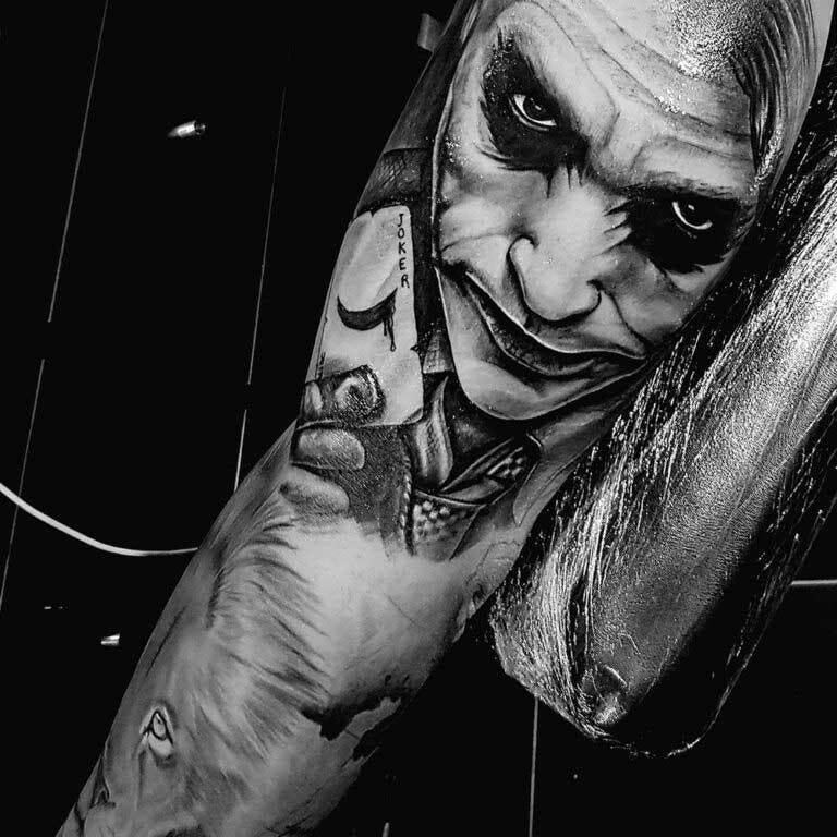 Tatouage du Joker de Batman sur le haut du bras 