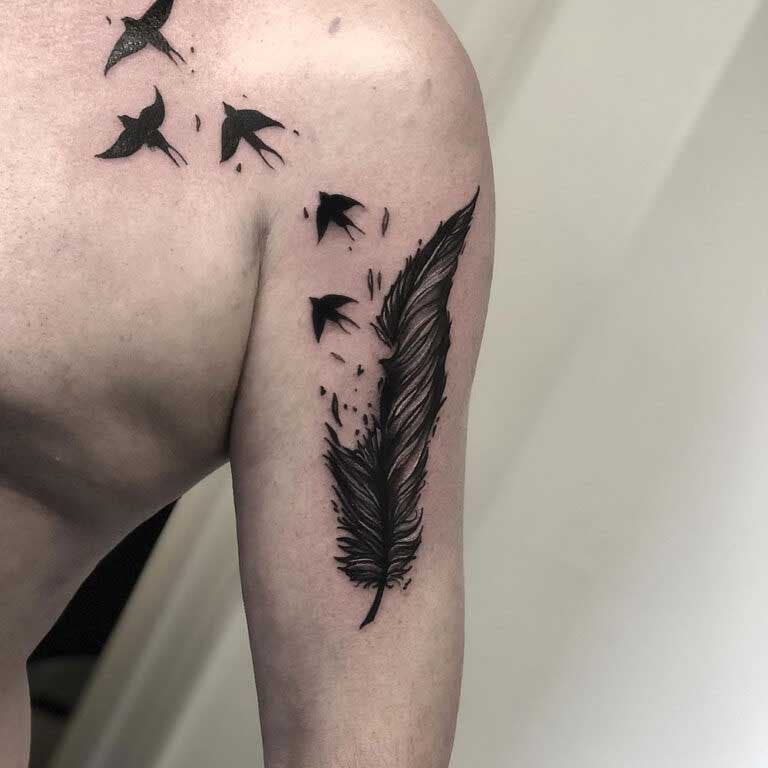 Tatouage d’oiseaux et de plume sur l’épaule et le biceps
