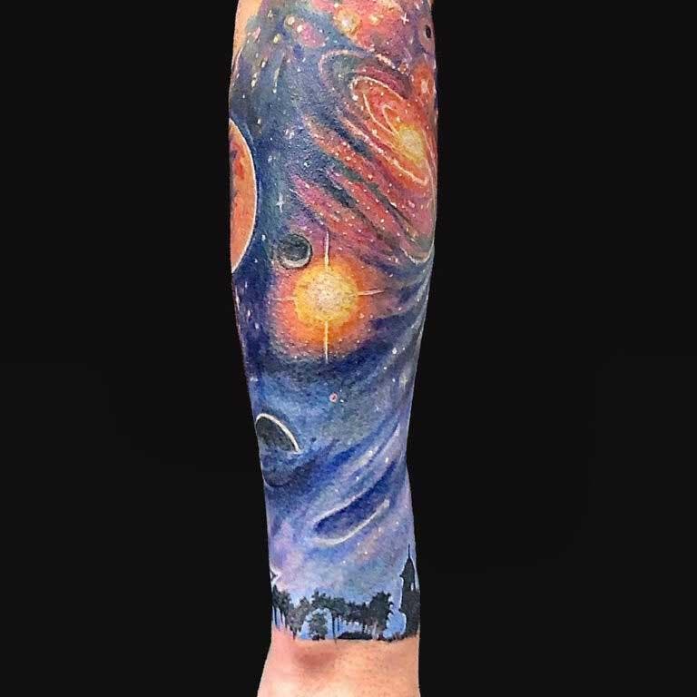 Tatouage de la galaxie au niveau de l’avant-bras