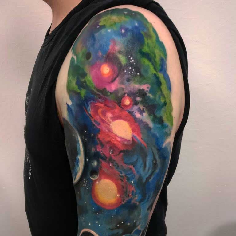 Tatouage d’une galaxie sur le haut du bras