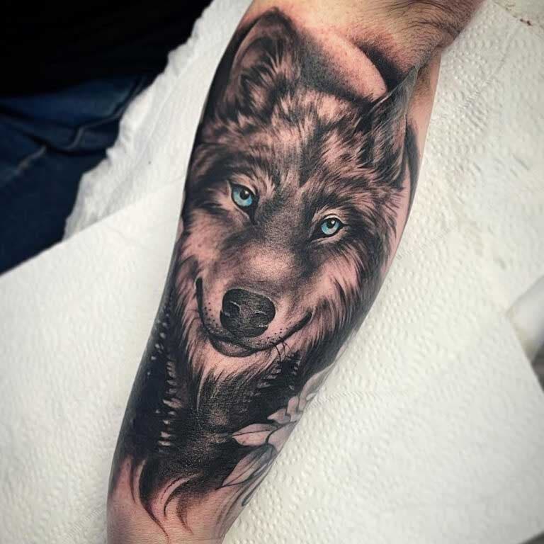 Tatouage de loup réaliste sur l’avant-bras 