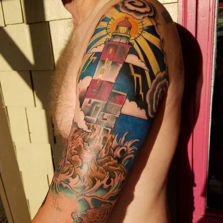 Tatouage de phare sur le haut du bras