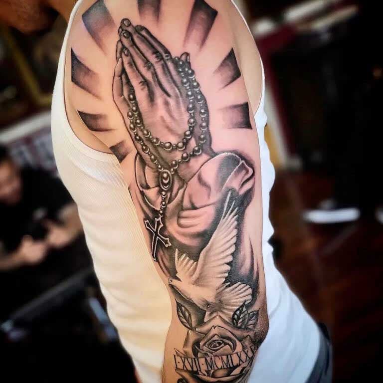 Tatouage de mains en prière pour le haut du bras 