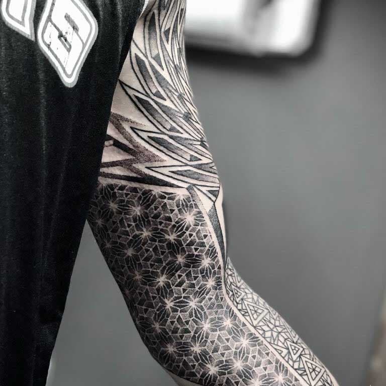 Tatouage de mosaïque et de formes géométrique sur l’ensemble du bras