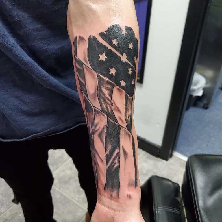 Tatouage de drapeau sur l’avant-bras