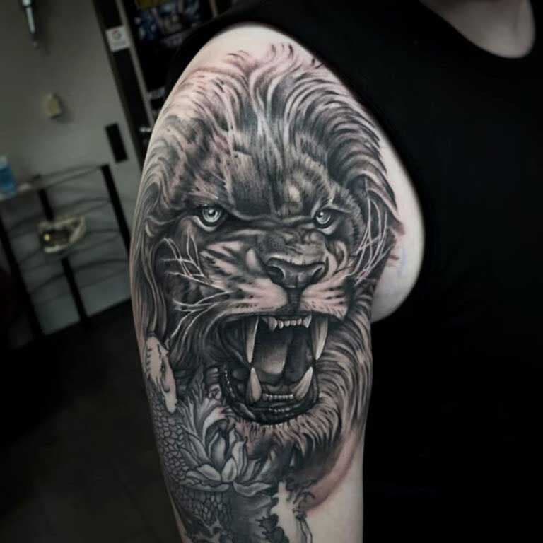 Tatouage de lion sur le haut du bras 