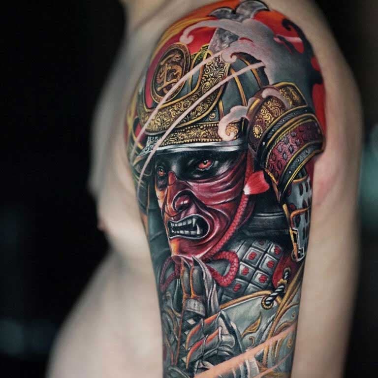 Tatouage de guerrier japonais en couleur sur l’avant-bras