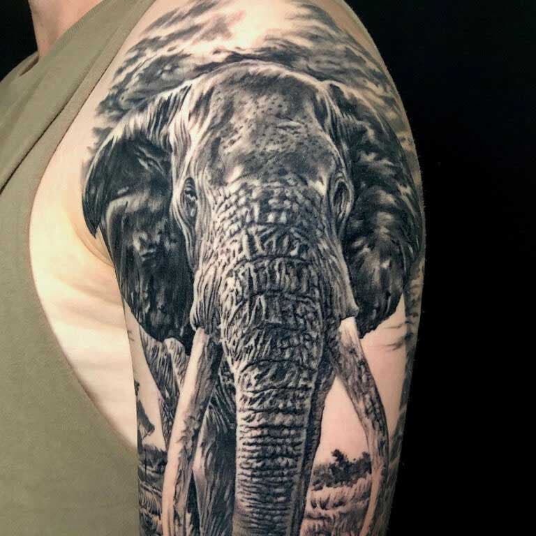 Tatouage d’éléphant sur le haut du bras 