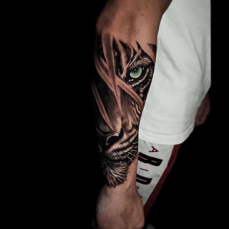 Tatouage de tigre sur l’avant-bras