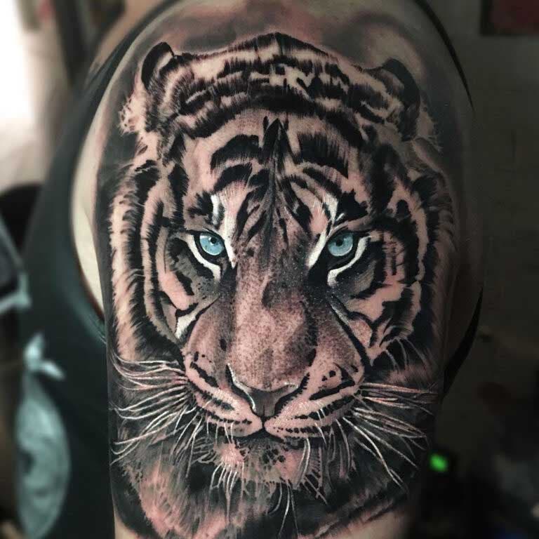 Tatouage de tigre sur le haut du bras 