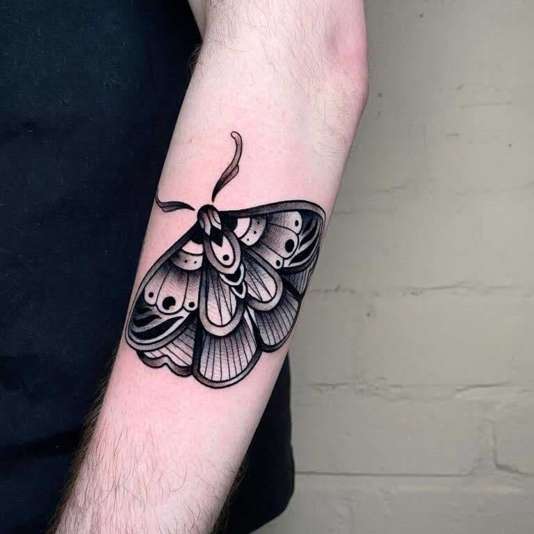 Tatouage de papillon sur l’avant-bras