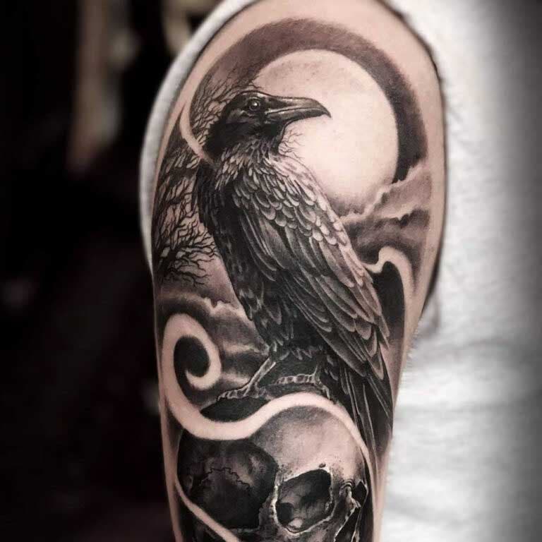 Tatouage de corbeau sur le haut du bras 
