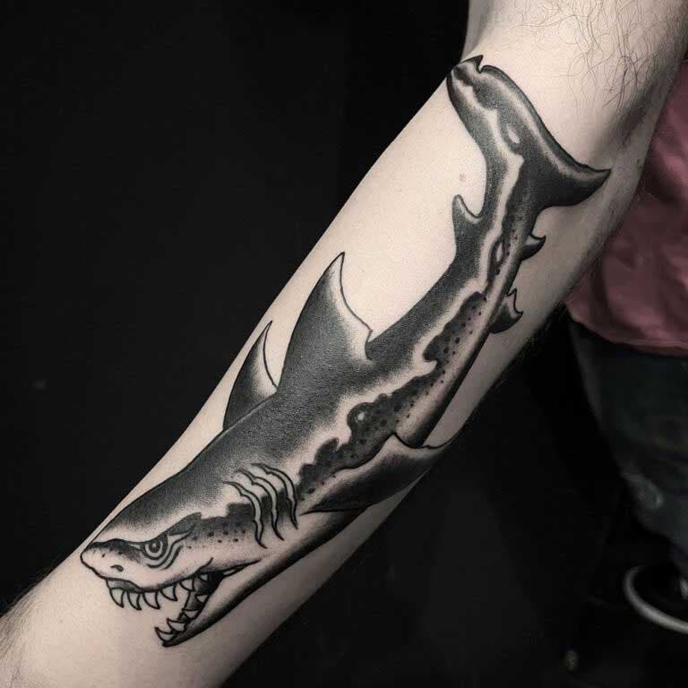 Tatouage de requin sur l’avant-bras