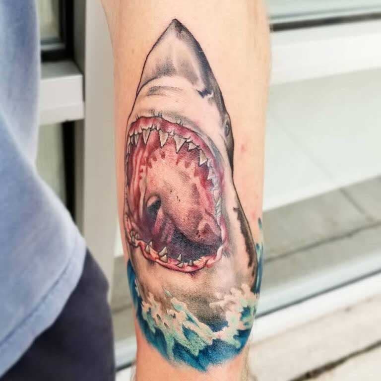 Tatouage sur l’avant-bras d’un requin 