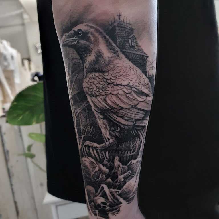 Tatouage de corbeau sur l’avant-bras