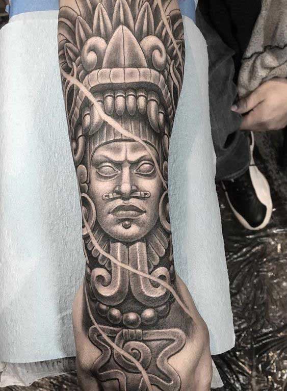 Tatouage des bras aztèque 