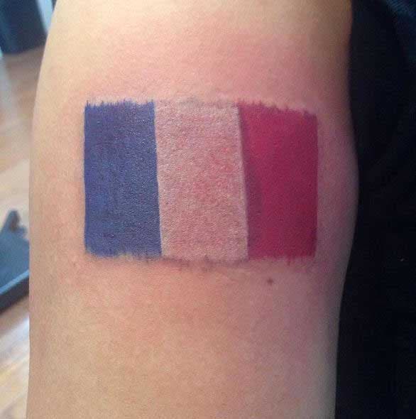 Tatouage sur le bras, drapeau français