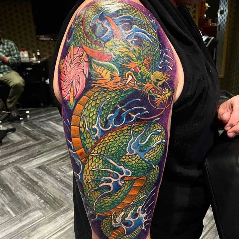 Tatouage de dragon sur le haut du bras  