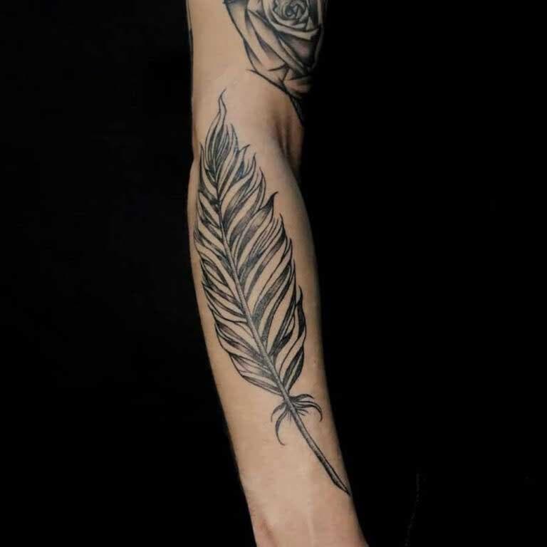 Tatouage d’une plume sur l’avant-bras    