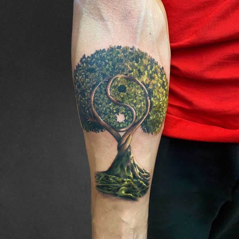 Tatouage d’un arbre sur l’avant-bras