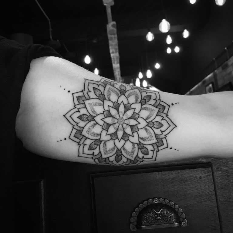 Tatouage avec texture sous forme de lotus au niveau de l’avant-bras 