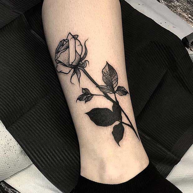 Joli tatouage de rose sur la jambe 