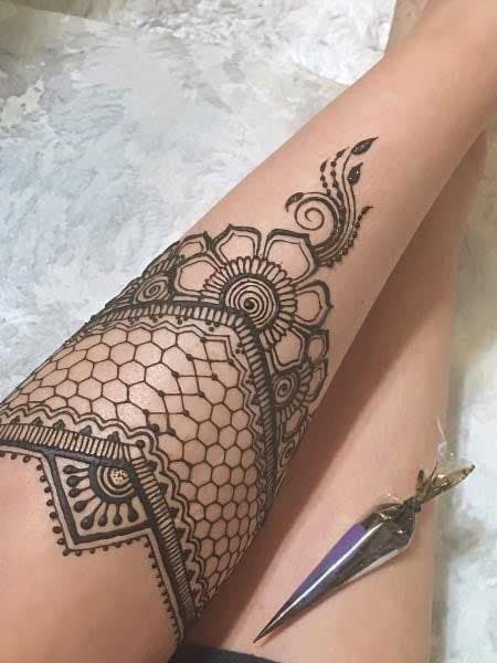 Tatouage au henné sur les jambes