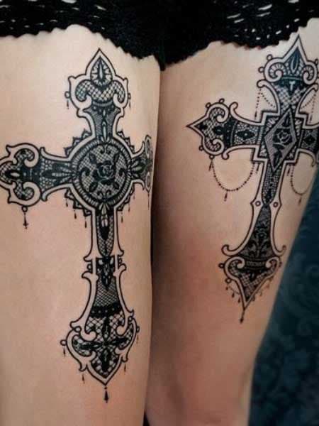 Tatouage de croix marquisienne sur deux jambes