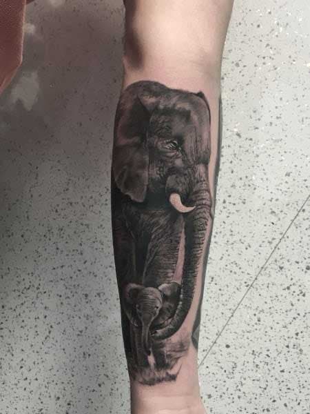 Tatouage d'éléphant sur la jambe 
