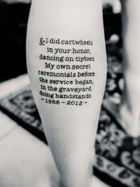 Tatouage de citation sur la jambe