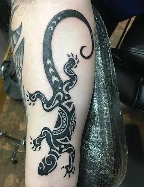 Tatouage de caméléon sur l’avant bras