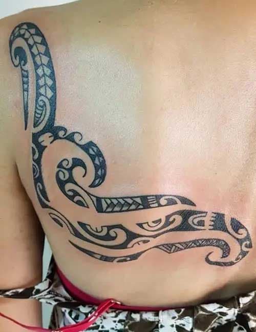 Tatouage maori sur le dos