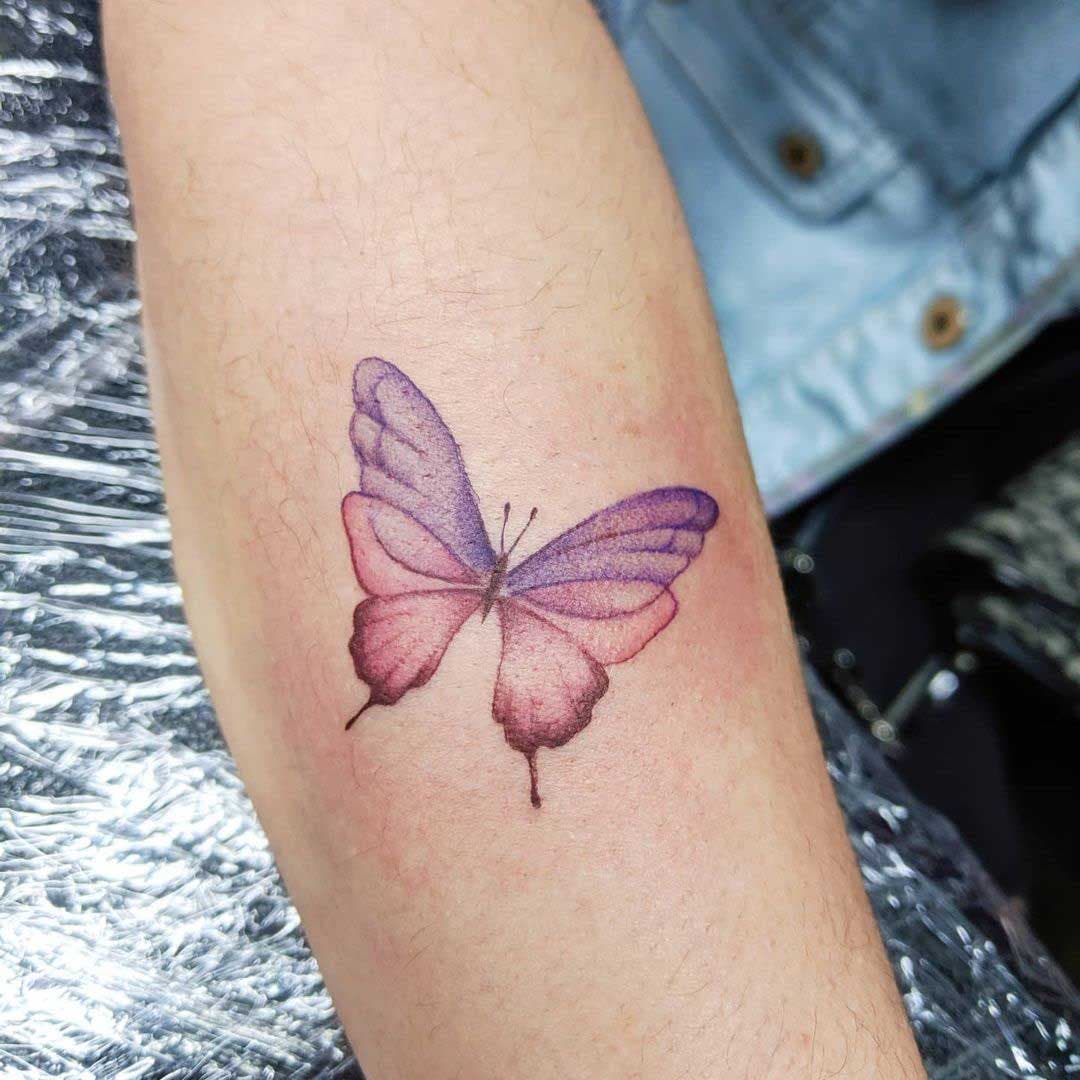 Tatouage papillon de couleur pastel 