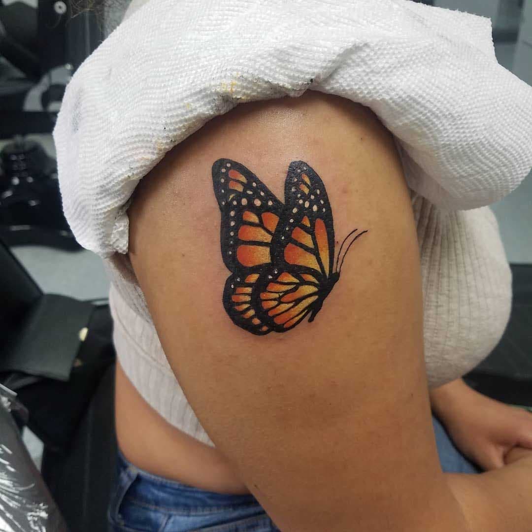 Tatouage papillon en couleur orange et noir 