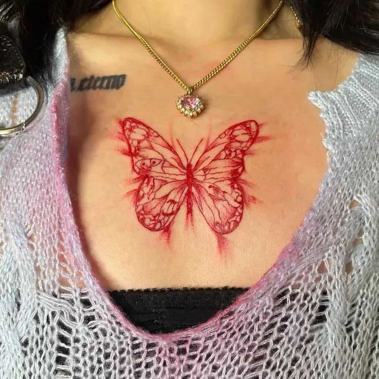 Tatouage papillon dans la poitrine 