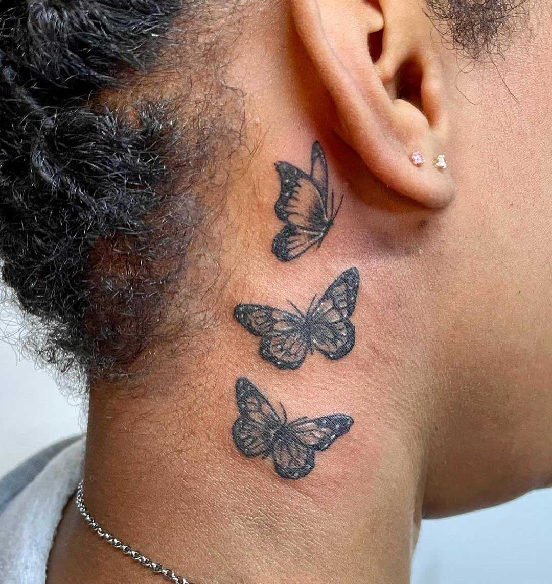 Tatouages papillons placés derrière l'oreille 