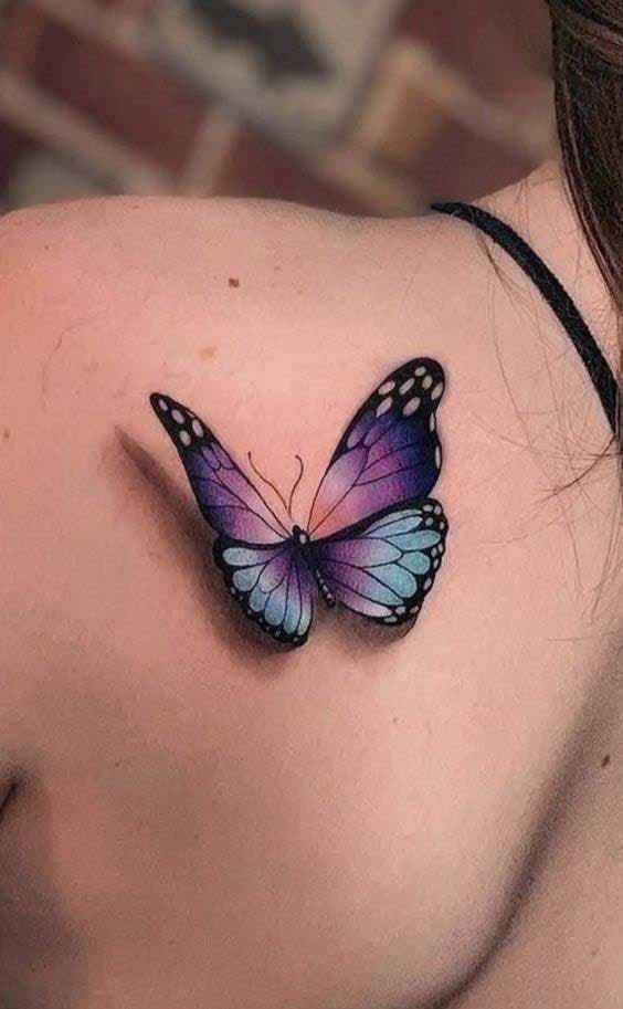 Tatouage papillon à l'épaule 