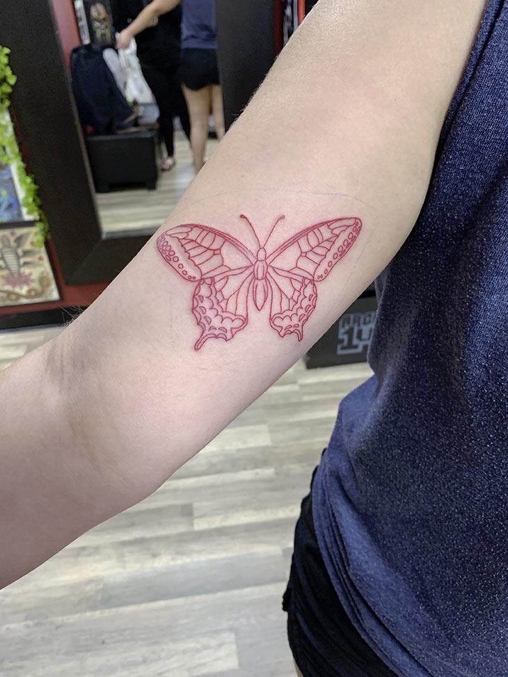 Tatouage de papillon en rouge 
