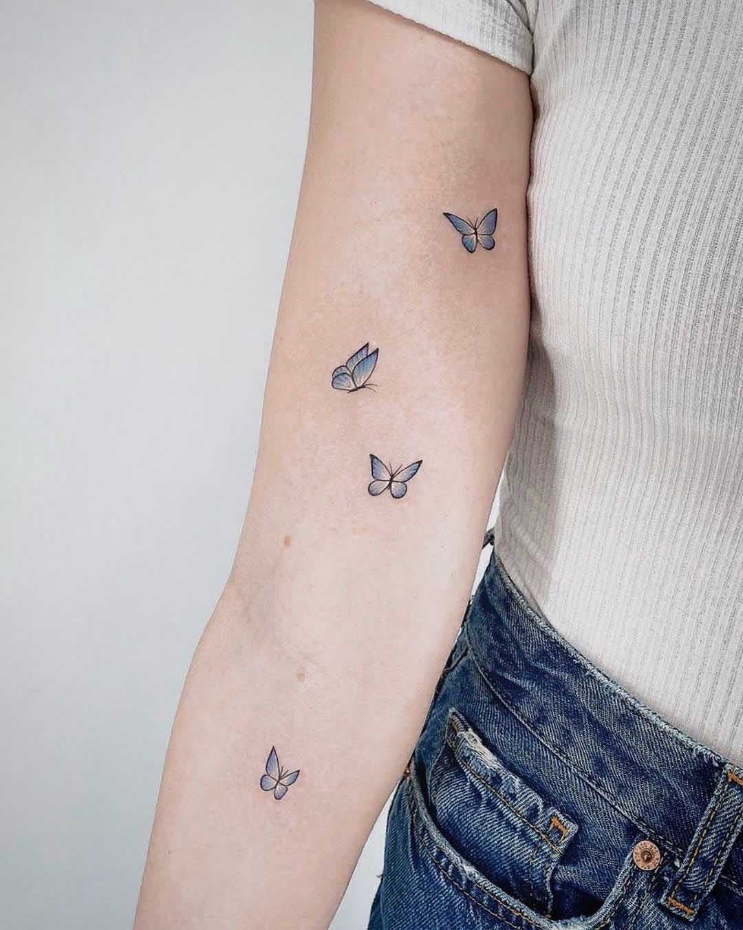 Petit tatouage de papillons colorés 
