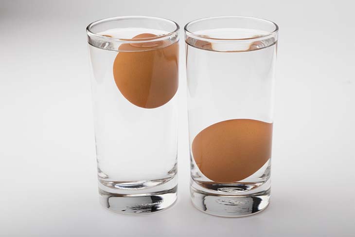 Tester la fraicheur d’un œuf avec un verre d’eau – source : spm