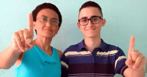 Thompson Vitor, 15 ans, Réussit Son Examen Grâce à des Livres Trouvés dans la Poubelle