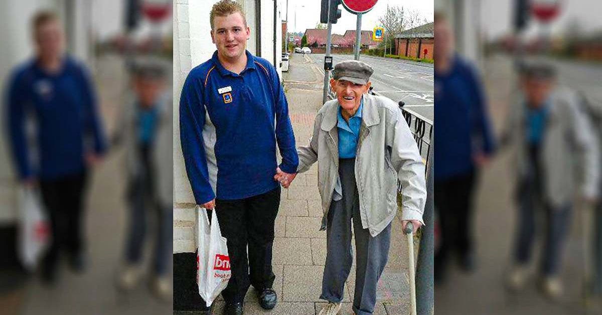 Un adolescent quitte son travail pour accompagner un inconnu de 95 ans avec ses courses