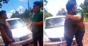 Un Avocat au Paraguay renonce à une voiture pour sauver la vie d'une étudiante