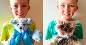 Un enfant coud des peluches et les donne à des enfants malades