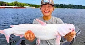 Un garçon de 15 ans pêche un incroyable poisson rare « Il mérite nos félicitations »